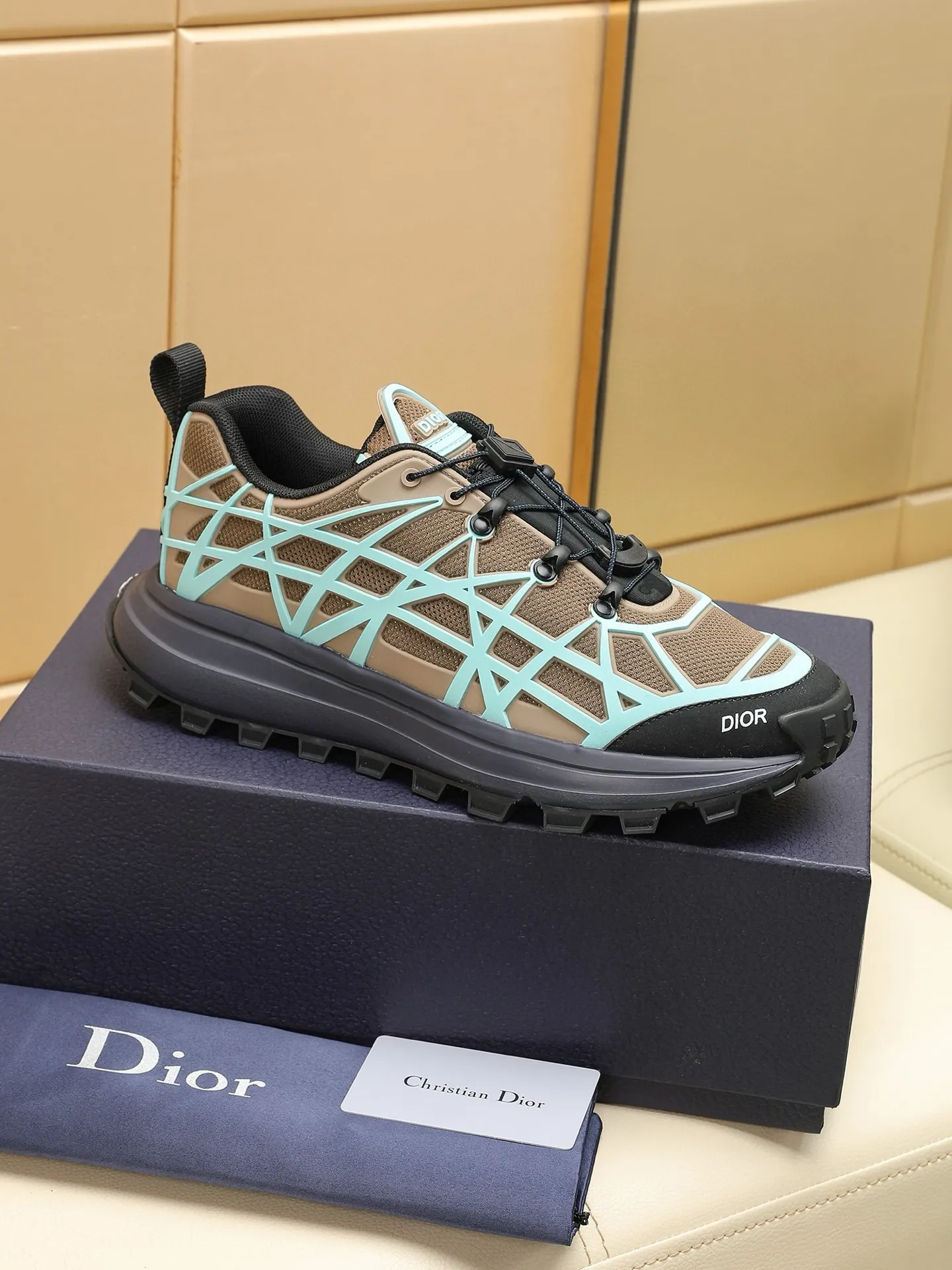 Men's shoes: 500💰Dior sports shoes highlight the fashionable silhouette, decorated with curved cannage pattern, reinterpreting the classic pattern in a structural style, enriching the Dior 2023 summer men's collection. Meticulously crafted using the advanced craftsmanship of hiking shoes, it blends outdoor culture with Dior heritage. Code number 38-44, customized 45